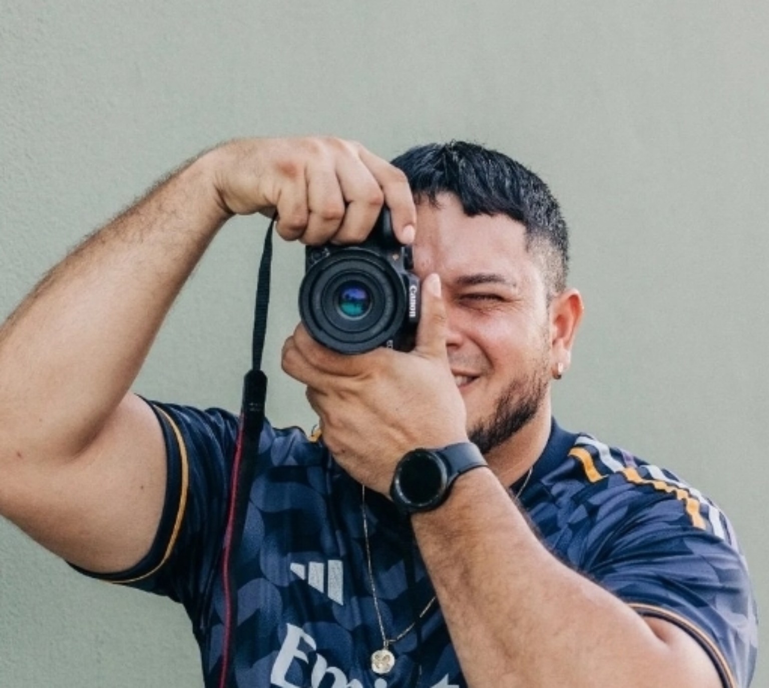 Reginald Kock photographing with his camera